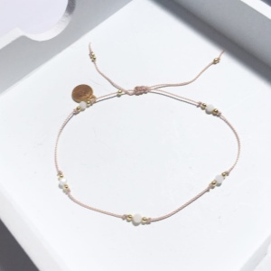 Bransoletka Naturalność z opali na cielistym sznureczki złoto