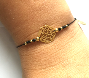 Bransoletka Naturalność  ze spineli z rozetką pozłacana