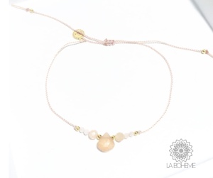 Bransoletka Naturalność  z opali z łezką na cielistym sznureczku złocone