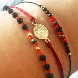 Bransoletka czarny turmalin supełkowany na czerwonej nitce