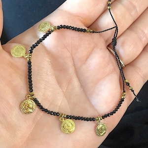 Bransoletka Naturalność czarny spinel z monetkami złocona