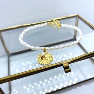 Bransoletka perły naturalne zapięcie toggle z monetą złocona