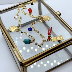 Bransoletka grubszy łańcuszek z blaszkami i kamieniami turkus koral perła pozłacany