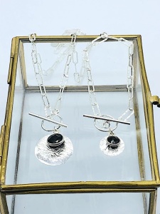 Bransoletka gruby łańcuch z młotkowaną blaszką i onyksem złocony