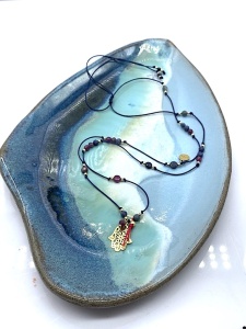 Naszyjnik Naturalność  szafiry rubiny Dłoń Fatimy Hamsa złocona 