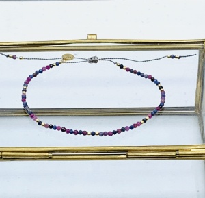 Bransoletka Naturalność ciemne  szafiry rubiny 2 mm złocona 