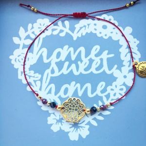 Bransoletka Naturalność  granaty ze spinelem i rozetką pozłacana 